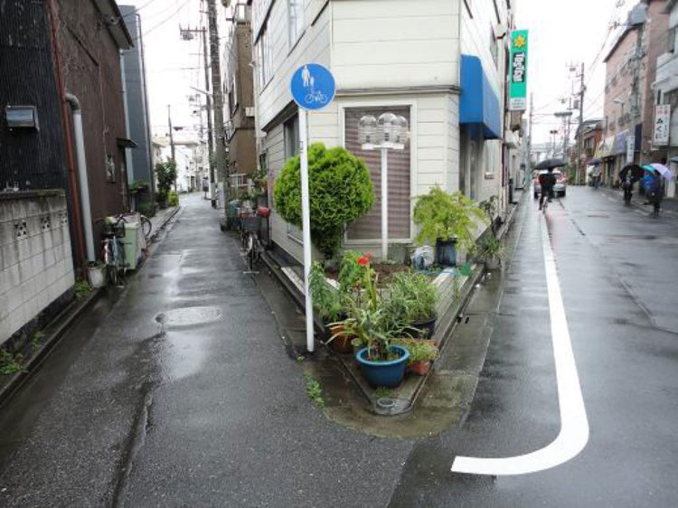 水道道路沿いに生じた残余地。