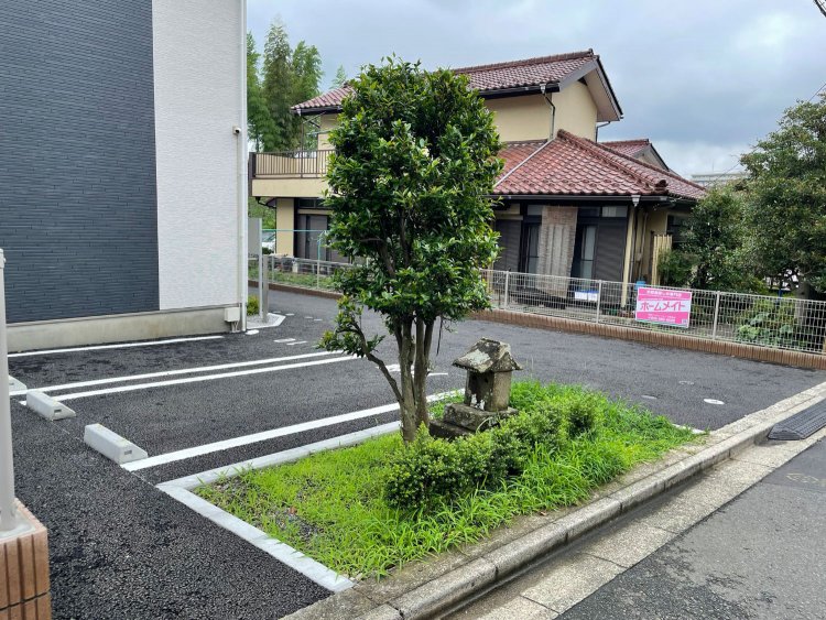 民家の一角にあった祠が、駐車場化してもなお残る。