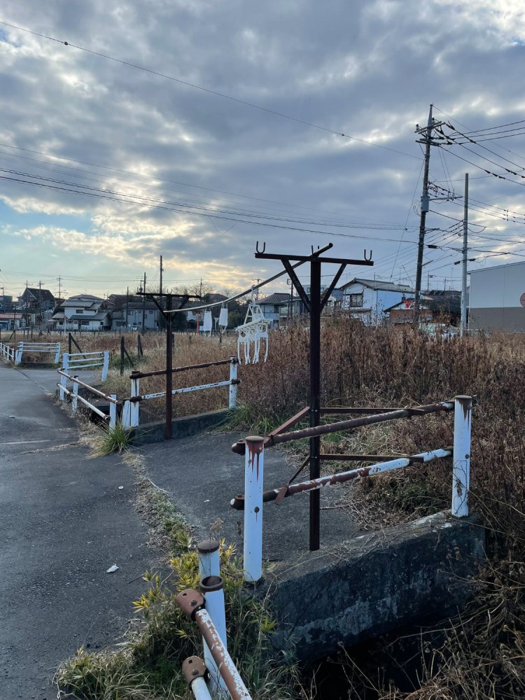 周辺住民の物干しスペースとなっている残余地。