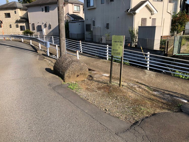 道の一角の残余地に鎮座する整地ローラー。