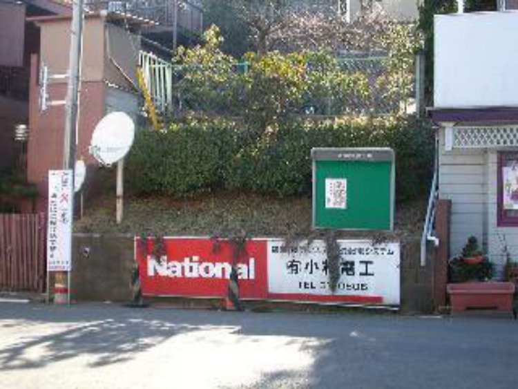 2002年の様子。電器店の宣伝看板や、商品であるアンテナなどが展示されている。