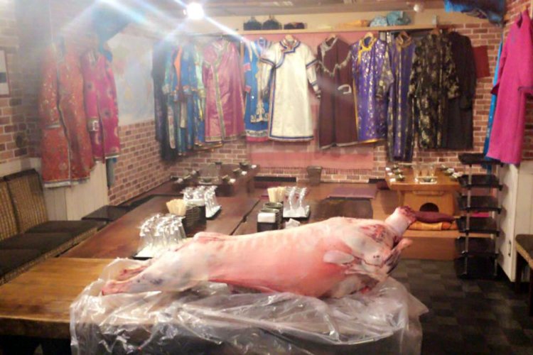 旅先で出会った友人が営む赤坂のモンゴル料理店。そこで過ごす夜は平和で、軽蔑や侮辱とは無縁の世界だった