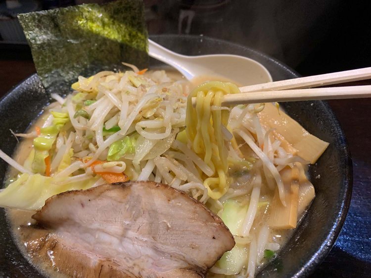 野菜の下から発掘するかのような麺は卵入りの中太麺。