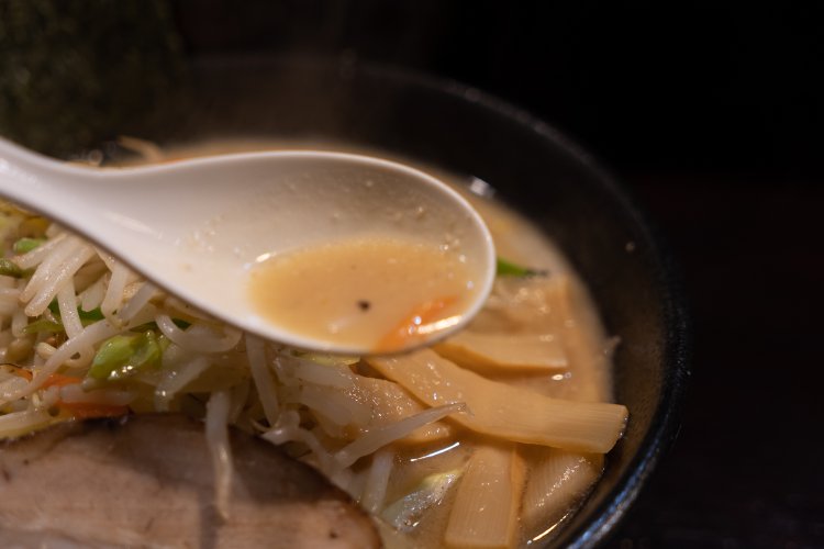 まろやかなスープは、ごまの風味も。健康のためにスープは残すようにしている人も、いつもより多めに飲んでしまいそうだ。