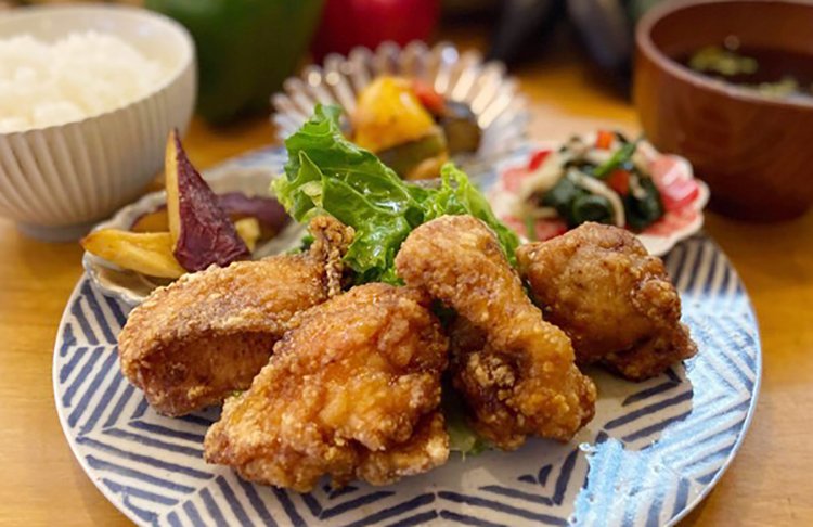 柔らかな鶏肉と副菜の野菜のバランスがばっちりの唐揚げ定食。
