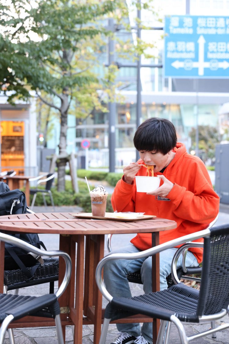 今回は新虎通り『KEY'S CAFÉ』にて撮影。アイスモカL430円が「思っていた味と違っていておいしかった」そう。