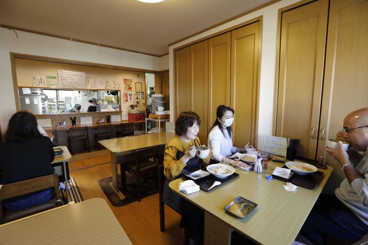 2012年に清瀬から移転。自宅一階で店を営む。テーブルとカウンター席を用意。