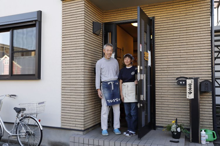 おもに田舎うどんを打つ亮一さん、白うどんを打つ直美さん夫婦で切り盛り。
