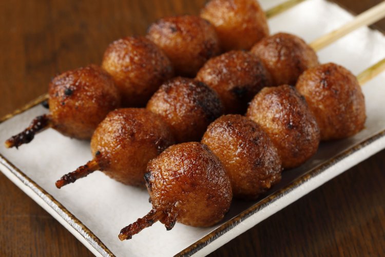 奥様のお母さん自家製・焼きだんご3本300円。醤油だれは店主が手掛ける。