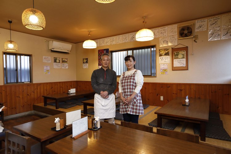 「お客の大半が常連さん」と朗らかな齋藤さん夫婦。小上がりとテーブル席がある。
