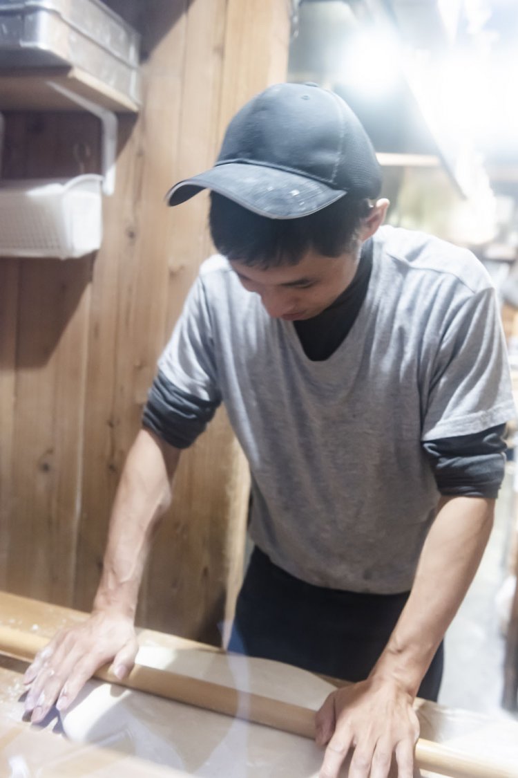 店内で完全手打ち。店長の打土井一さんほかスタッフ3人が麺打ちの技術をもつ。