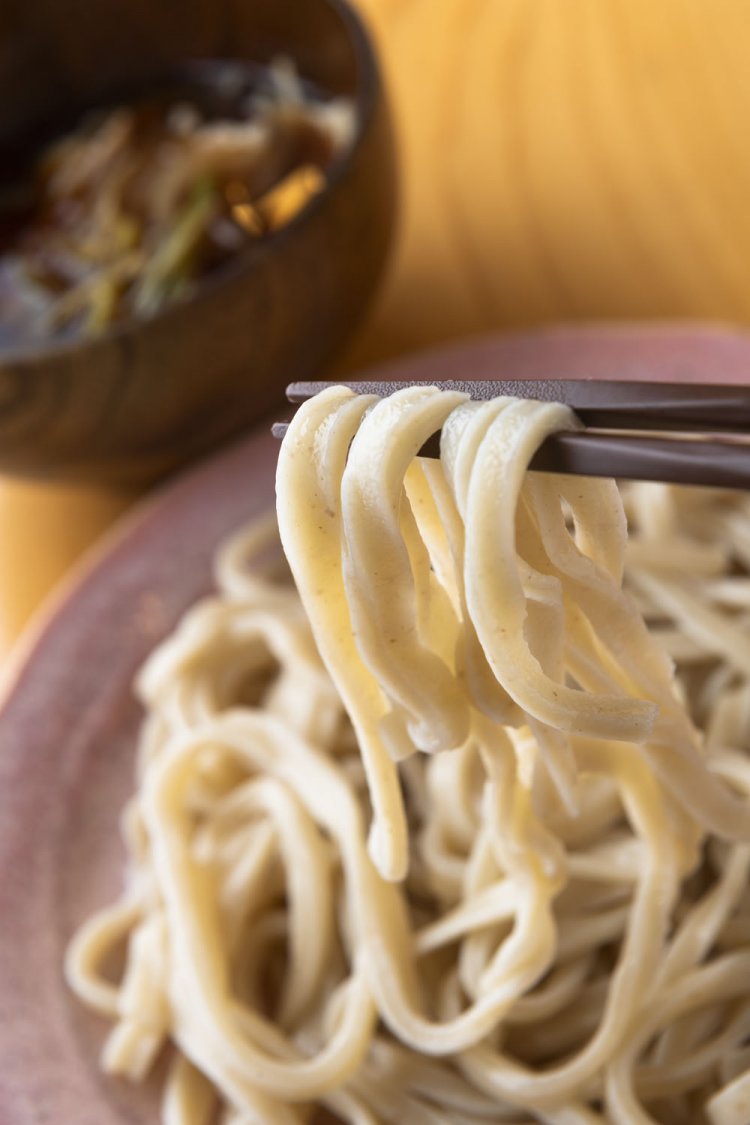 肉汁うどん並（300g）750円。埼玉の地粉に、小麦の風味豊かな群馬の地粉をブレンド。