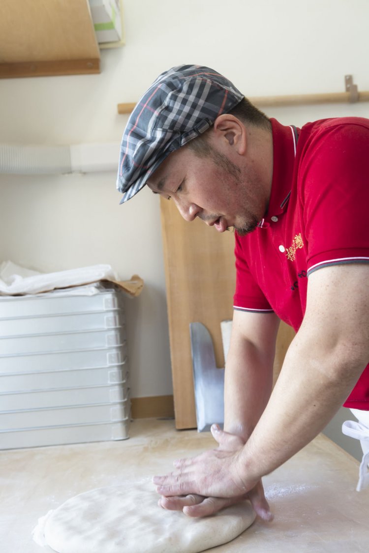 麺打ち担当英晴さんと、紀子さん夫婦で切り盛り。上着にはNO UDON NO LIFEの文字！