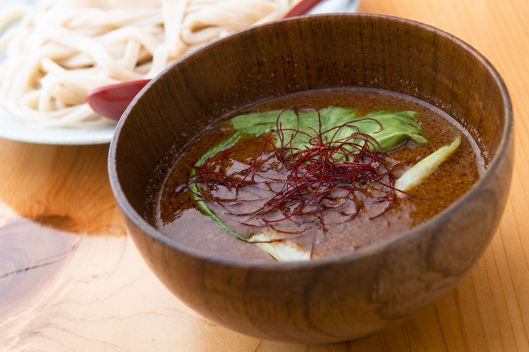 豚ひき肉とチンゲン菜が入った、八丁味噌のタンタンつけうどん並950円。辛さは控えめで、八丁味噌のコクが、全粒粉入りで小麦の風味の強い麺とすこぶる合う！　12月ごろまでの限定。