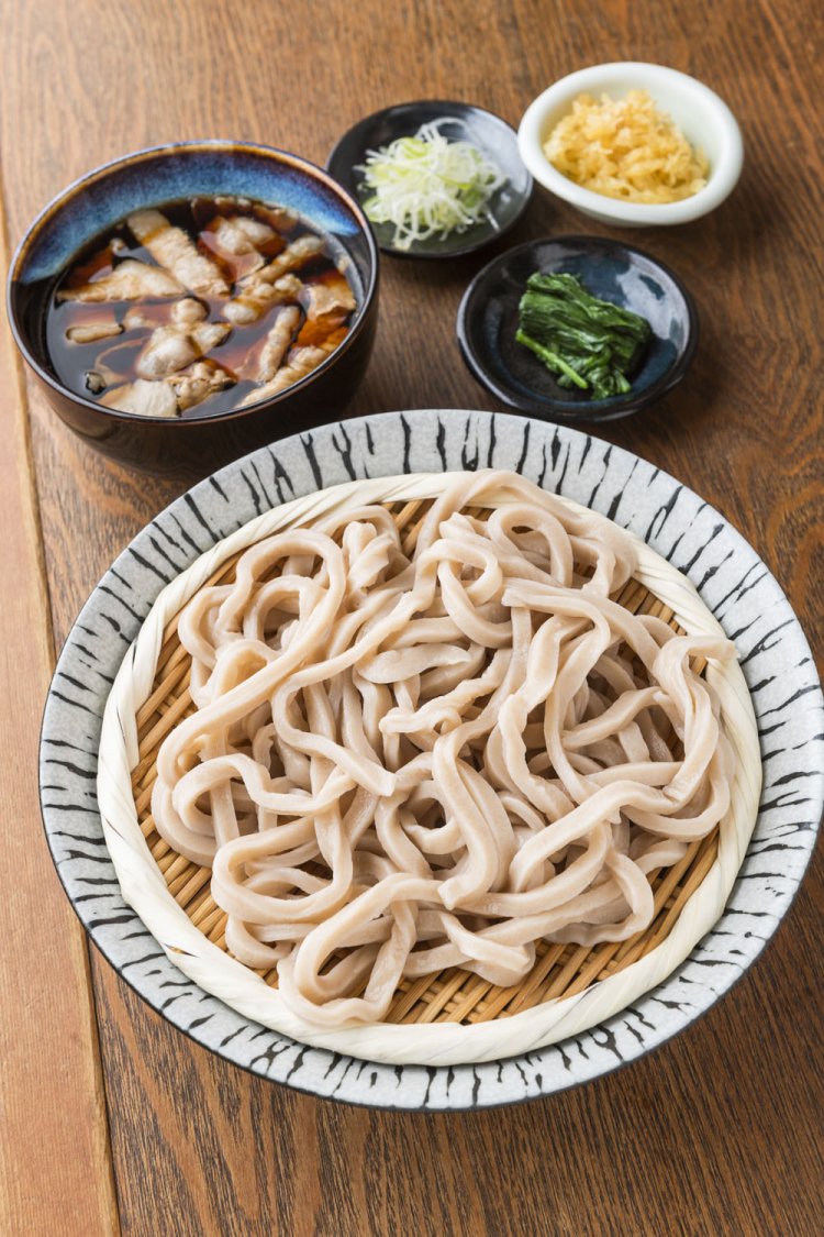 肉汁うどん中並（300g）750円。つけ汁は夜の豚しゃぶで使うつゆを少し甘くして使用。