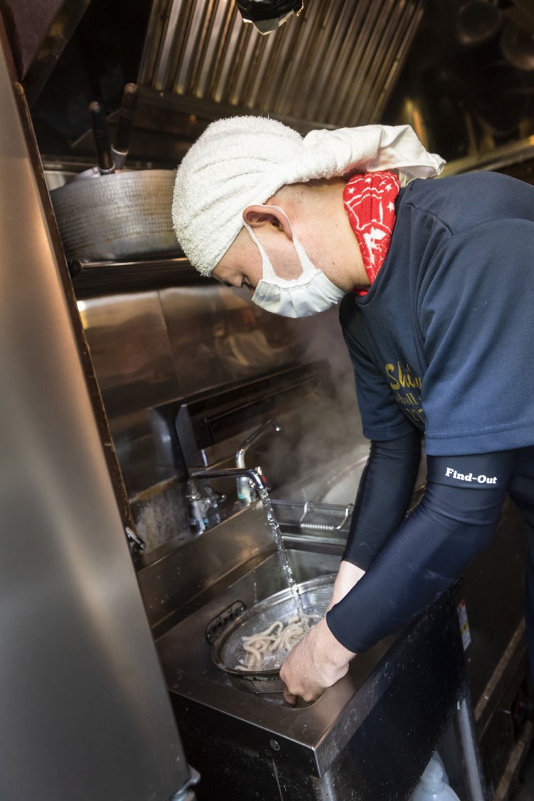 武蔵野うどんの食べ歩きでこの麺に出合った店主。夜の豚しゃぶの締めでも提供。