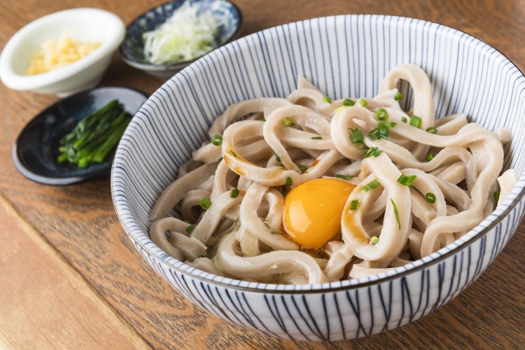 釜玉うどん並600円。麺の味がダイ レクトにわかりやすい。ザラメやたまり醤油で作った濃厚なかえしと黄身のコク、小麦の風味が抜群に合い、こればかり頼む常連もいるそう。