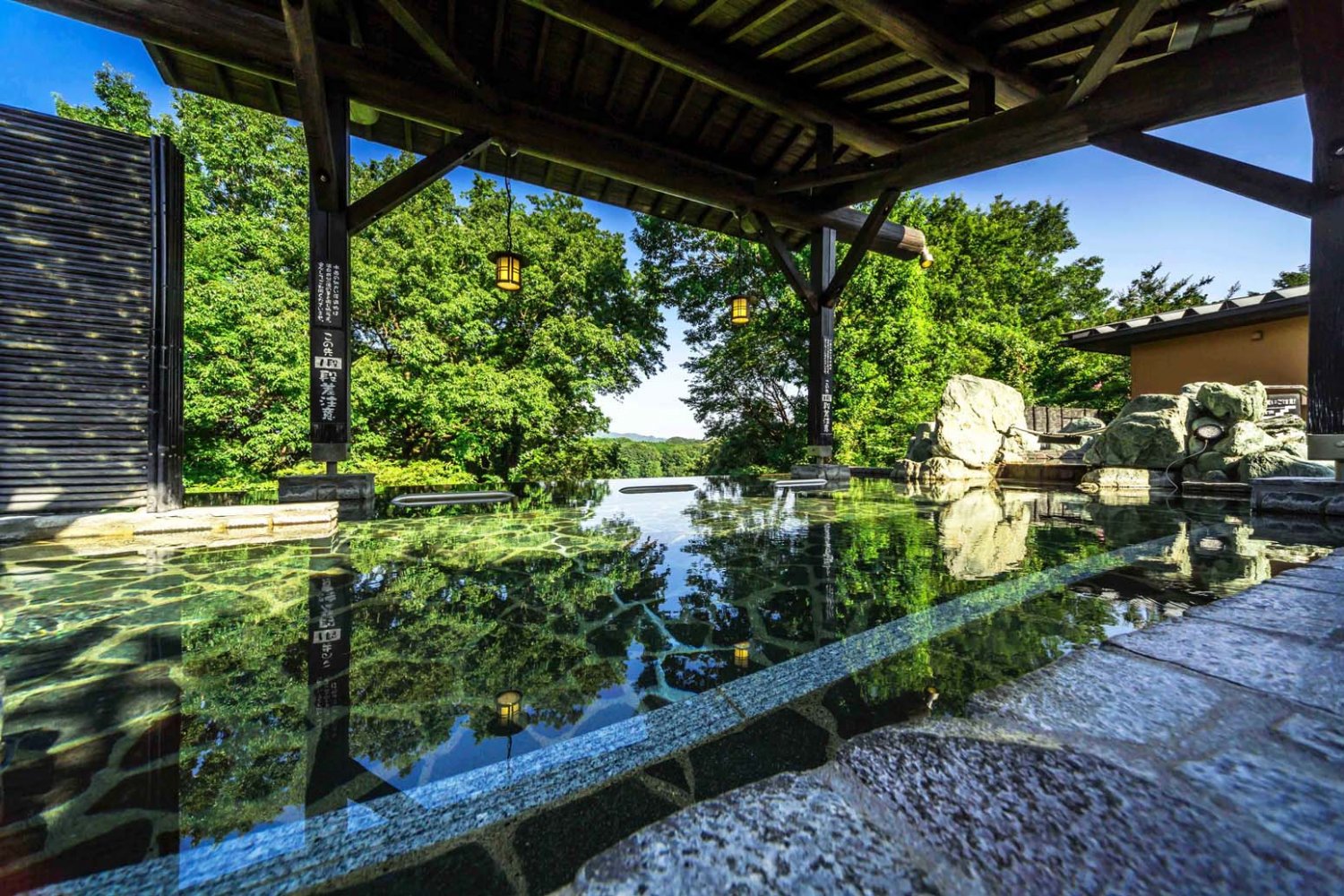 自然と一体になり、四季折々の宮沢湖の景色を楽しめる展望露天風呂。