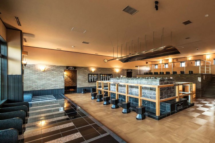 広々とした温熱房・岩盤浴室。さまざまなスペースがあるので、好みの場所で岩盤浴を体験しよう。