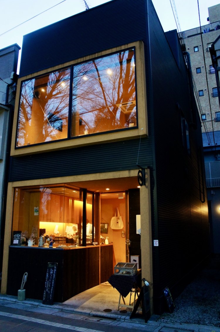 3階建ての一軒家は、1階と2階が店舗部分。