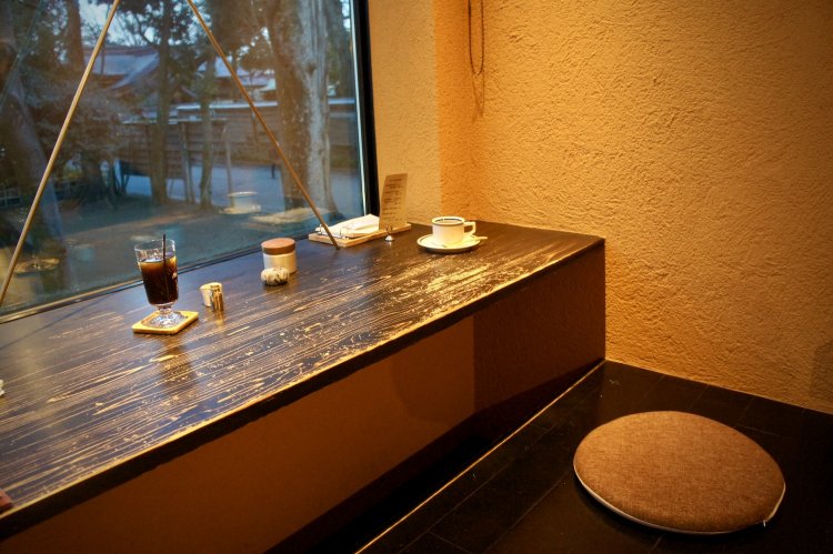 窓際の一人席は、足を伸ばすことが可能。窓からは大國魂神社の姿が見える。