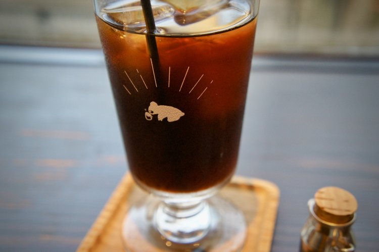 グラスにはオリジナルイラストを施す。