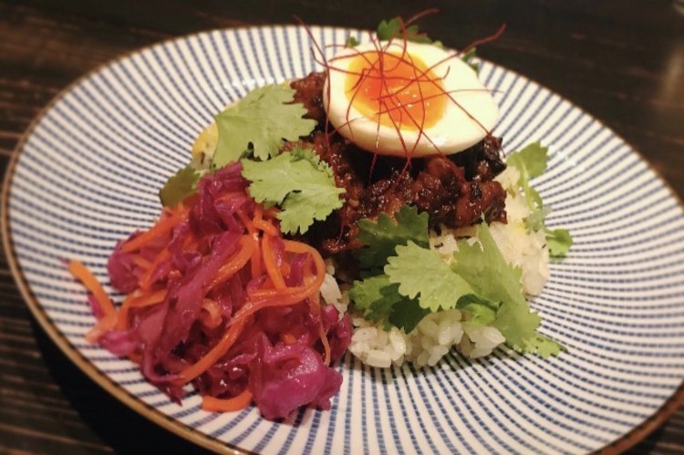 彩りも意識した華やかなごはんメニュー。