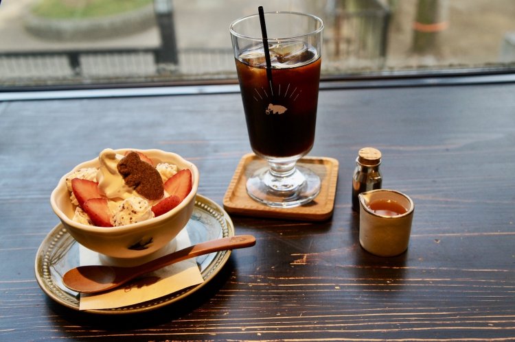 アイスクリームの上にはこぐまがちょこんと座る。