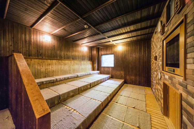 高温サウナは全面木造りの3段式。ゆったりした造りなので、ほかの人が気にならない。