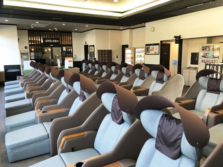 リクライニングチェアで足を伸ばせば、ゆったりとした気分でリラックスできる。