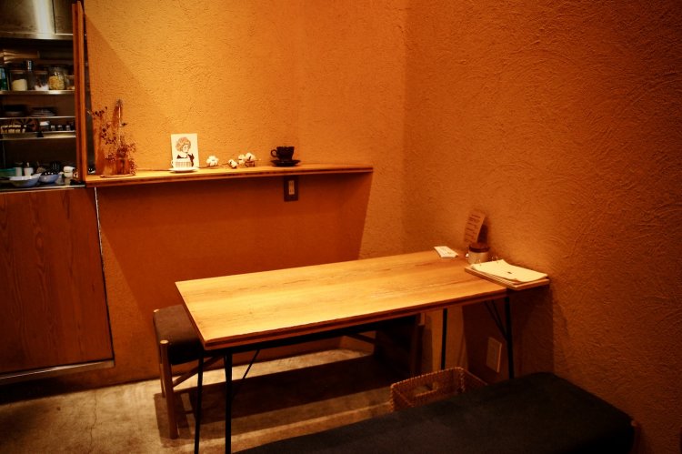 木目を生かした、あたたかみのある店内。大人数でも寛ぐことができる。