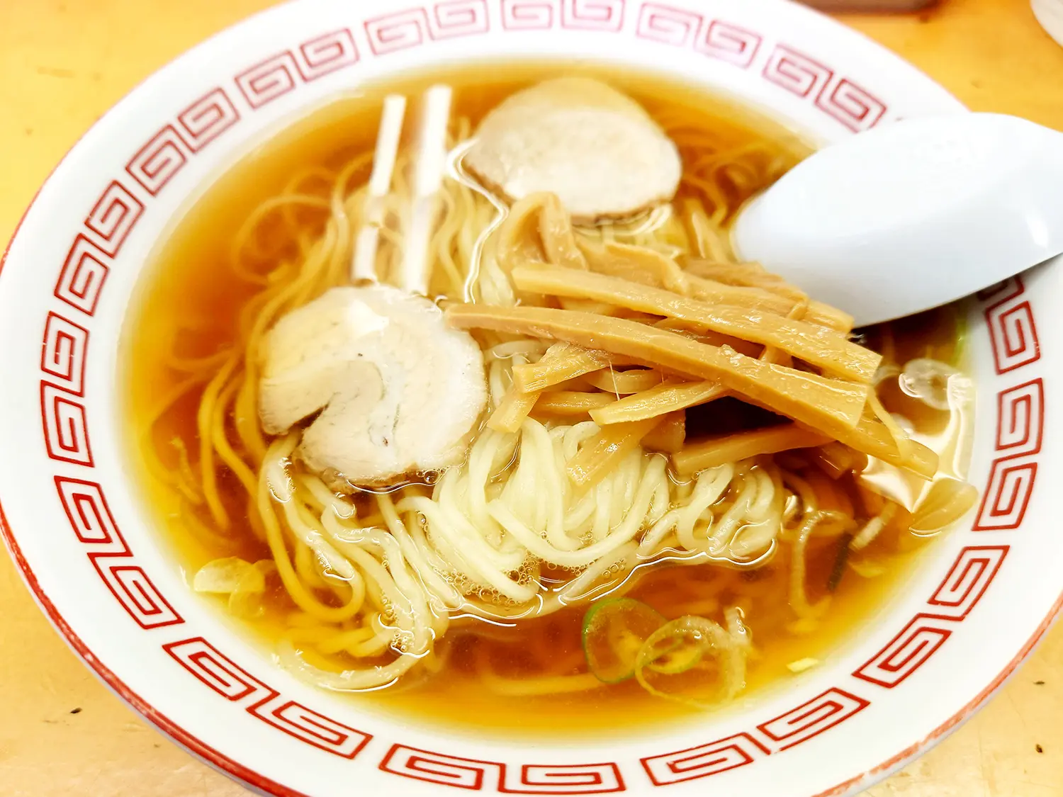 創業から約50年の老舗 北千住 りんりん 昭和の趣ある店のラーメン餃子は千円でおつりがくる安さ さんたつ By 散歩の達人