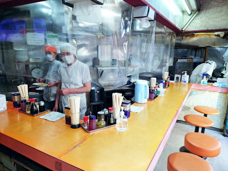 L字カウンター8席。通し営業なので、遅めの昼麺ならここだ。小腹がすいたときの一杯のラーメンに。