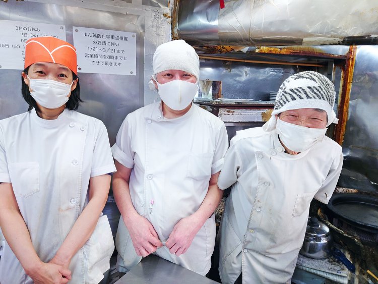 右から先代の川島昭治さん、2代目の髙橋功也さん、先代の娘・綾子さん。