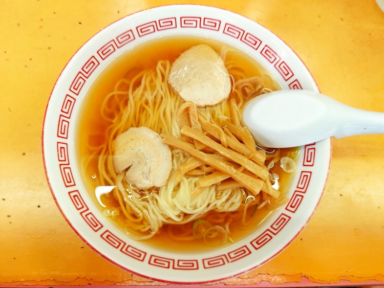 ラーメン390円。鶏豚だけのスープはコクと旨味にあふれ、唸りながら飲み干す旨さ。