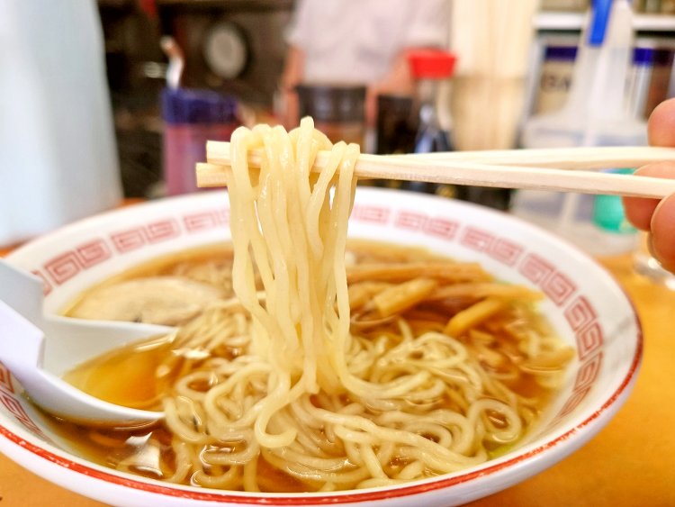 王子の玉川製麺の細麺。コリコリのメンマ、旨味が染みたチャーシューとともに、するすると体になじむ。
