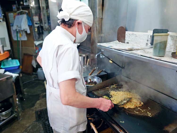 複数の注文が入っても先代は餃子、綾子さんがラーメン、2代目が焼きそばと、ほぼ同時に提供する。