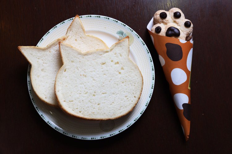 『パティスリー・アンフィニ』のねこの食パンとダックワーズ風の焼菓子。