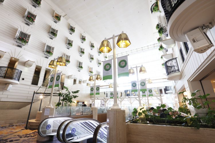 2階の明るいラウンジ。