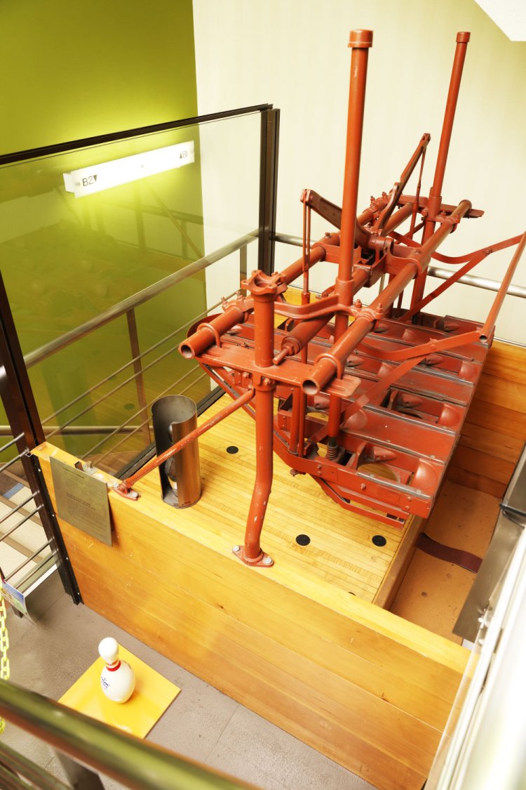 日本で唯一!?　手動式ピンセッターを展示。