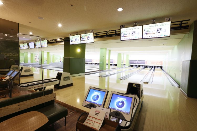 地下のボウリング場。