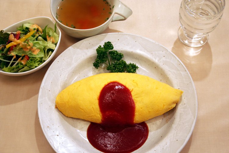 ずっと眺めていたいほどの完璧なオムライス。