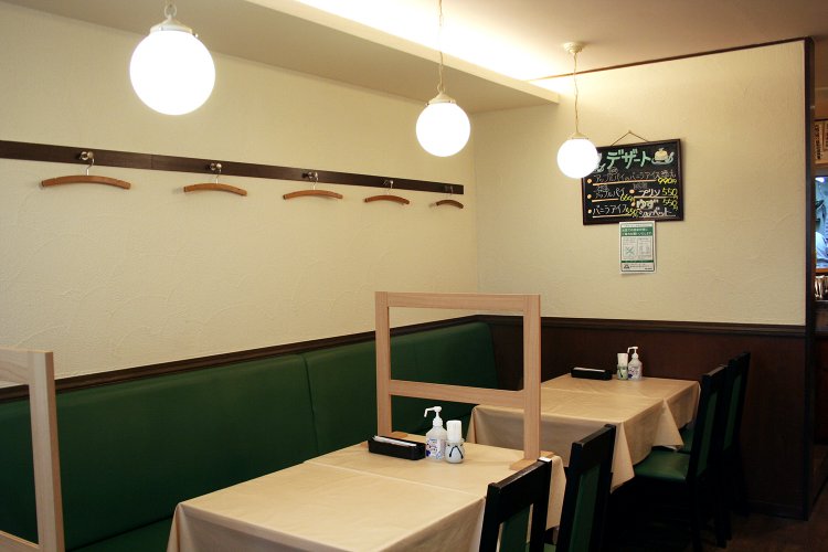 おしゃれで落ち着いた雰囲気の店内。奥にはお1人様でも利用しやすいカウンター席も。