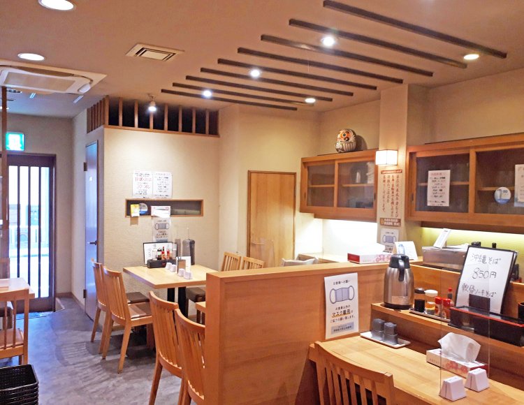 落ち着いた砂壁や木のテーブルやイスなどにそば店の雰囲気が残っている。