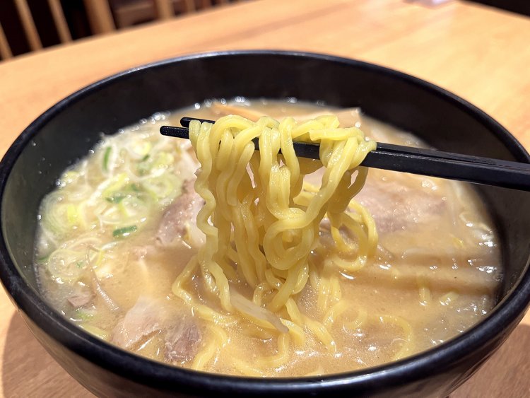 オーソドックスだが味わい深いみそらーめん780円。柔らかい豚肩ロースのチャーシューは箸で簡単に切れる。