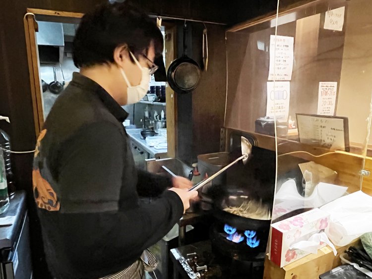 ラードで豚ひき肉ともやしを手早く炒め、さらにベースの味噌や調味料を加える。これにより丼の中でコクが増すのだ。