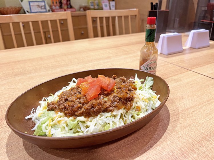 「タコライスがあるなら、麺でもよくね？」という発想からメニュー化されたタコサラめん800円。