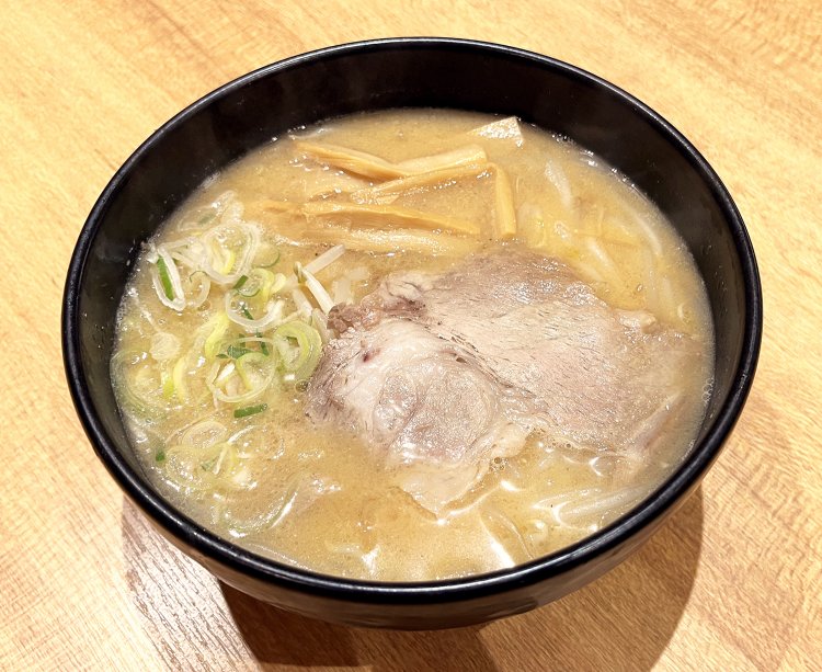 オーソドックスだが味わい深いみそらーめん780円。