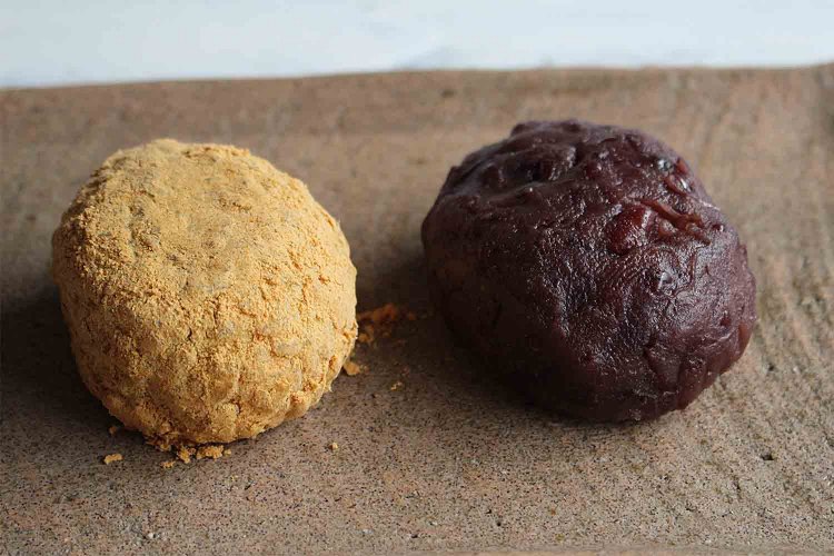 ぼた餅（左はきなこ、右はつぶあん）1個各160円。通年販売。