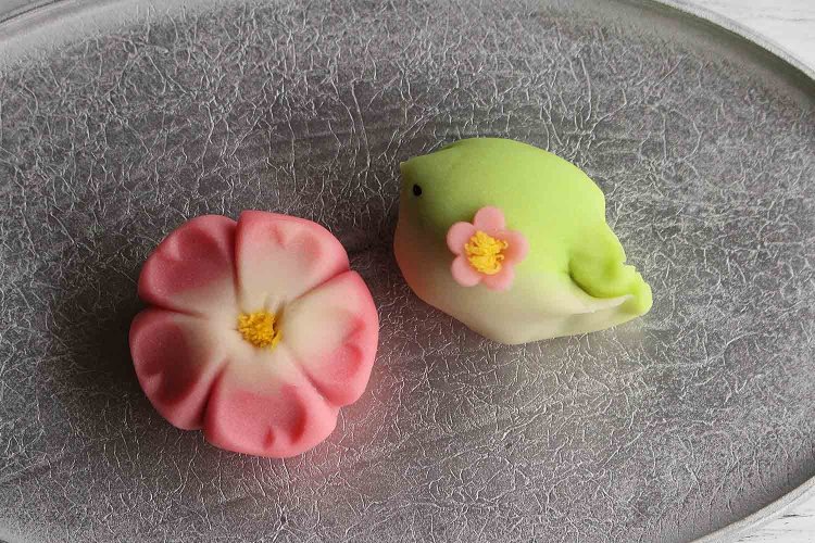 左の菓銘は「吉野桜」、右は「うぐいす」1個各237円